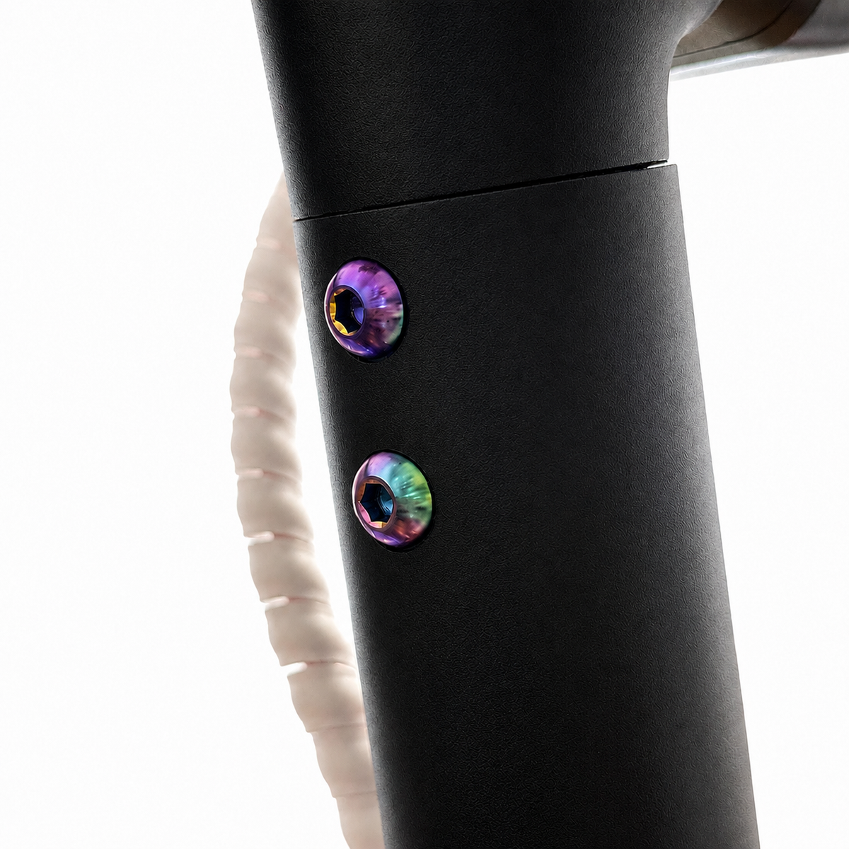 Rainbow-Titanschrauben am E-Scooter montiert – seitliche Detailansicht