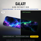 TRITTBRETT SKIN | GALAXY – Glow in the Dark (+29,99 €): Tag und Nacht im Vergleich, Nachteffekt simuliert. Keine Straßenverkehrsfreigabe.