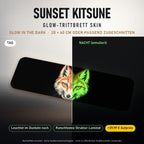 TRITTBRETT SKIN | SUNSET KITSUNE – Glow in the Dark (+29,99 €): Tag und Nacht im Vergleich, Nachteffekt simuliert. Keine Straßenverkehrsfreigabe.