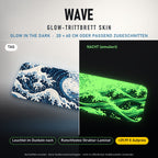 TRITTBRETT SKIN | WAVE – Glow in the Dark (+29,99 €): Tag und Nacht im Vergleich, Nachteffekt simuliert. Keine Straßenverkehrsfreigabe.